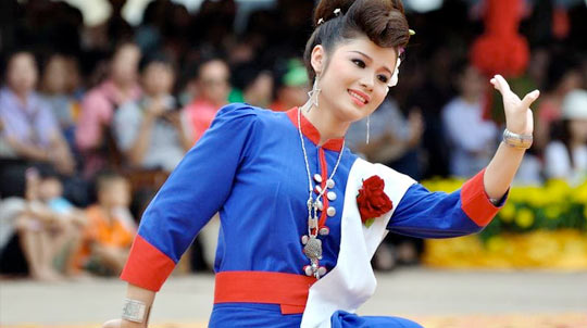 THAI TRADITIONAL LONG SHAWL SABAI COSTUME FESTIVAL DANCE OUTFIT RAMTHAI SHOW